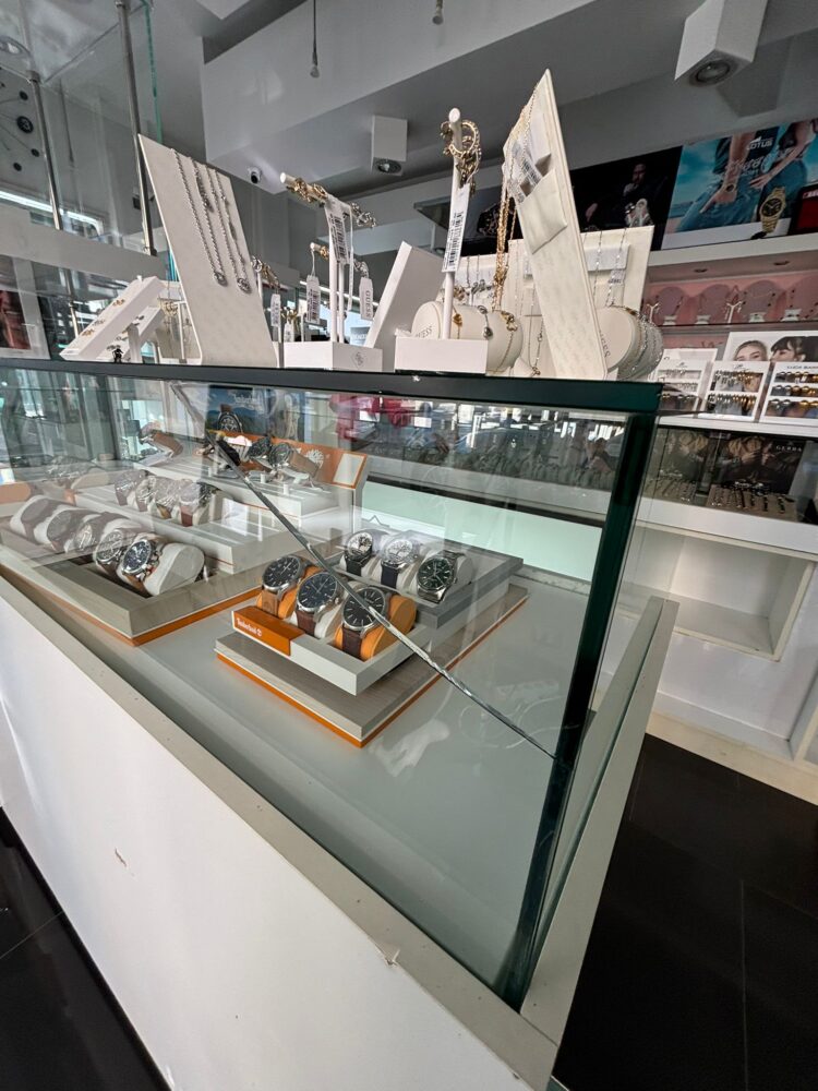 Il furto con spaccata a Vittoria, parla la titolare della gioielleria: “Ci sentiamo inermi”