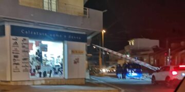 Scicli, semaforo rosso e sbarre aperte al passaggio a livello