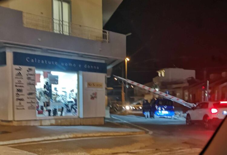 Scicli, semaforo rosso e sbarre aperte al passaggio a livello