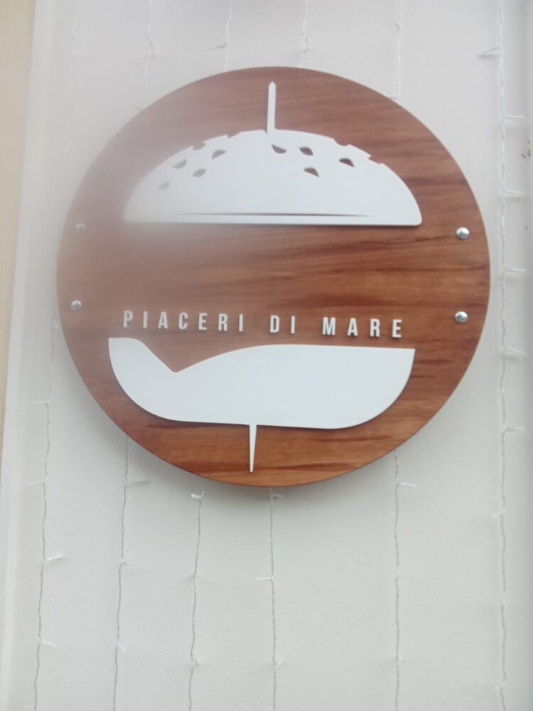 Modica, vandalizzata l’insegna di un locale del centro storico