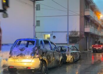 Pozzallo, due veicoli distrutti dalle fiamme in via Mario Rapisardi. Indagini in corso