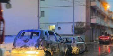 Pozzallo, due veicoli distrutti dalle fiamme in via Mario Rapisardi. Indagini in corso