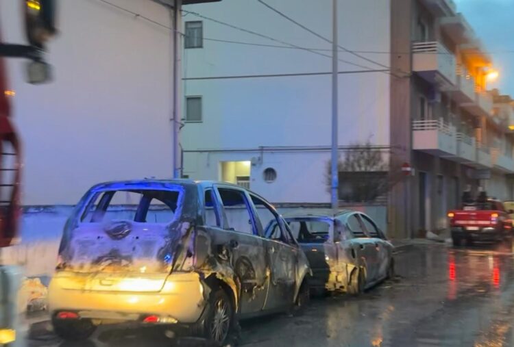 Pozzallo, due veicoli distrutti dalle fiamme in via Mario Rapisardi. Indagini in corso