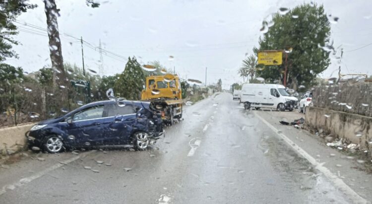 Il maltempo non perdona, a Vittoria scontro tra un’auto e un furgone