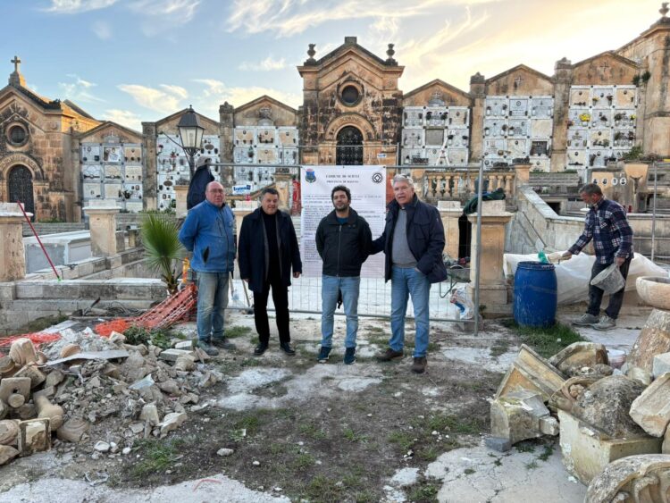 Scicli, sopralluogo del sindaco al cimitero comunale