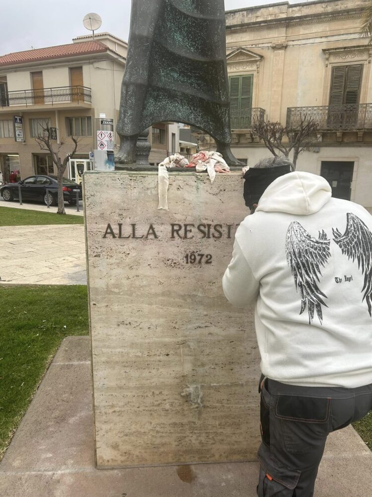 Ispica, ripristinato il decoro del monumento alla Resistenza