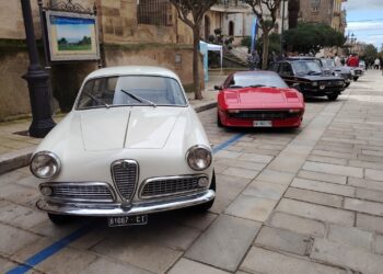 Chiaramonte, le auto storiche del Veteran in sosta statica lungo il corso principale