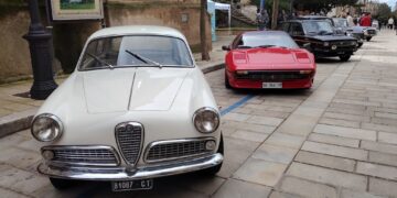 Chiaramonte, le auto storiche del Veteran in sosta statica lungo il corso principale