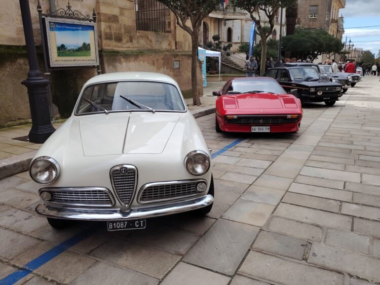 Chiaramonte, le auto storiche del Veteran in sosta statica lungo il corso principale