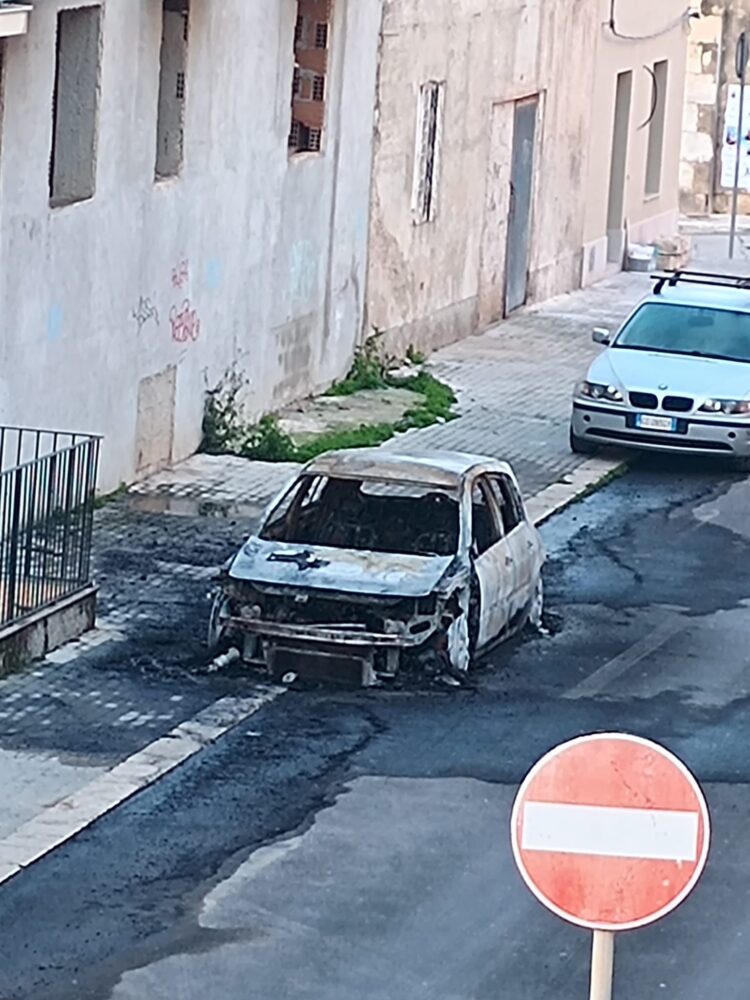 Pozzallo, altra auto in fiamme nella notte