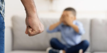 Scicli, a 4 anni con braccia e gamba rotte: arrestato il padre