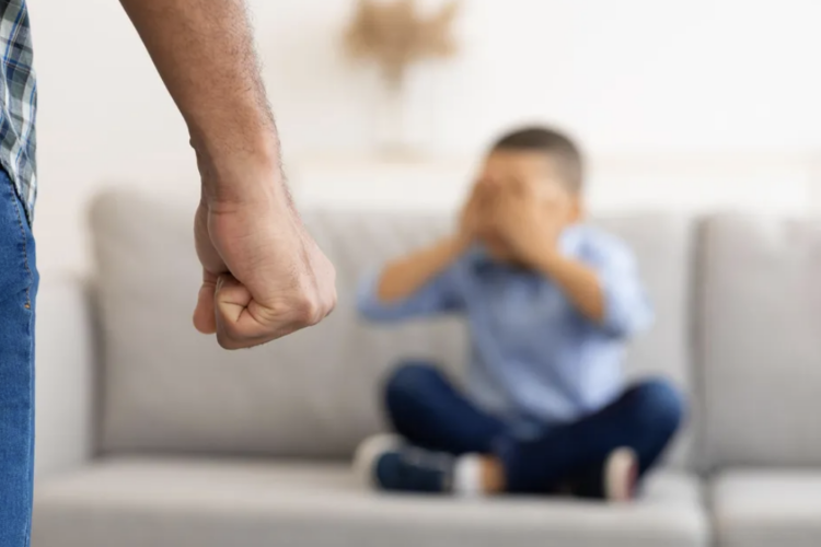 Scicli, a 4 anni con braccia e gamba rotte: arrestato il padre