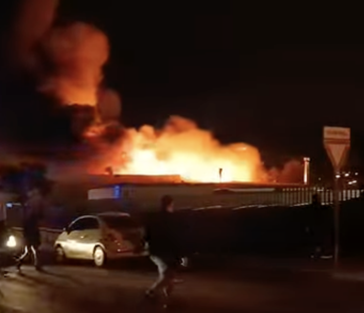 Ragusa, a fuoco il Bon alle porte della città