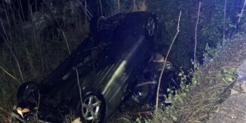 Modica, sfondano la ringhiera con l’auto e finiscono nel burrone: due feriti
