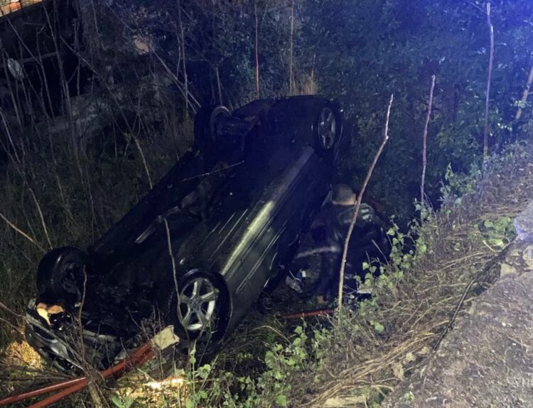 Modica, sfondano la ringhiera con l’auto e finiscono nel burrone: due feriti