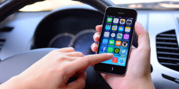 Comiso, al volante con il cellulare in mano: ritirata la patente di guida a due automobilisti