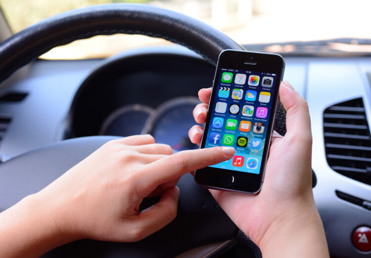 Comiso, al volante con il cellulare in mano: ritirata la patente di guida a due automobilisti