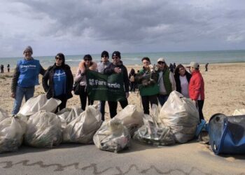 Scoglitti, i volontari di Fare Verde ripuliscono dai rifiuti la spiaggia di Cammarana