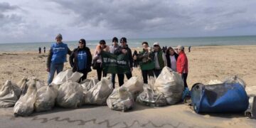 Scoglitti, i volontari di Fare Verde ripuliscono dai rifiuti la spiaggia di Cammarana
