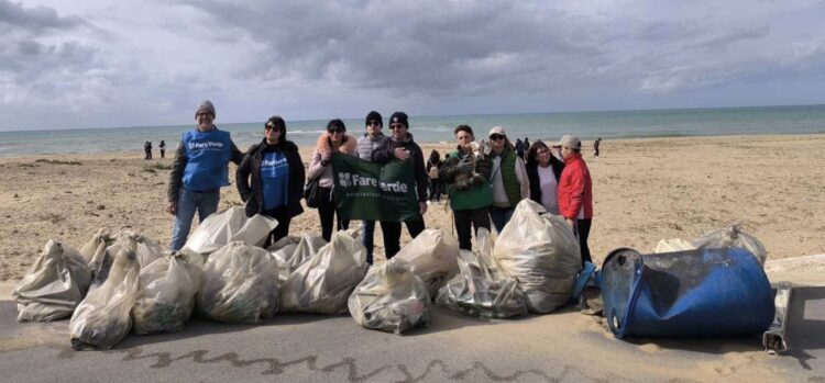 Scoglitti, i volontari di Fare Verde ripuliscono dai rifiuti la spiaggia di Cammarana