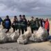 Scoglitti, i volontari di Fare Verde ripuliscono dai rifiuti la spiaggia di Cammarana