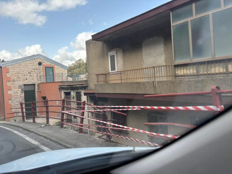 Modica, auto finisce fuori strada e precipita nella scarpata: illeso automobilista 20enne