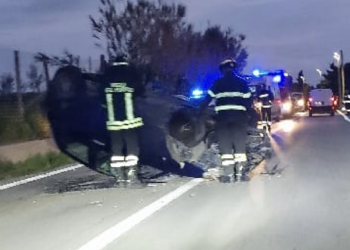 Vittoria-Scoglitti, perde il controllo dell’auto e si ribalta