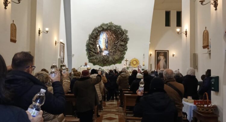 Ragusa e le 15 visite alla Madonna di Lourdes, ieri sera la benedizione dell’acqua