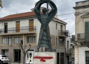 Monumento alla Resistenza vandalizzato in piazza a Ispica, l’Anpi: “Che la comunità locale si indigni”