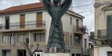 Monumento alla Resistenza vandalizzato in piazza a Ispica, l’Anpi: “Che la comunità locale si indigni”