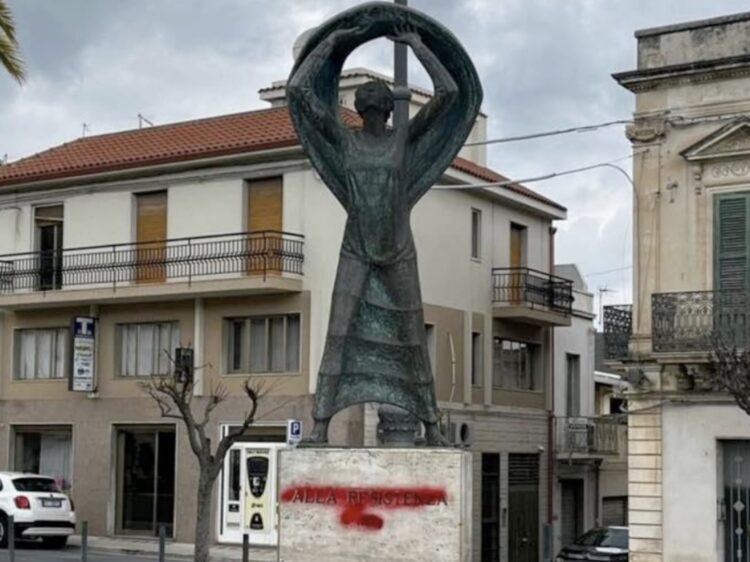 Monumento alla Resistenza vandalizzato in piazza a Ispica, l’Anpi: “Che la comunità locale si indigni”