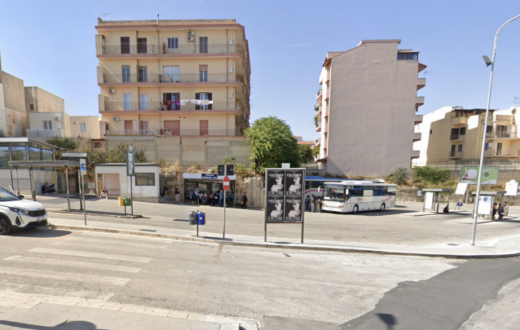 Ragusa, pestato in pieno giorno in piazza Zama