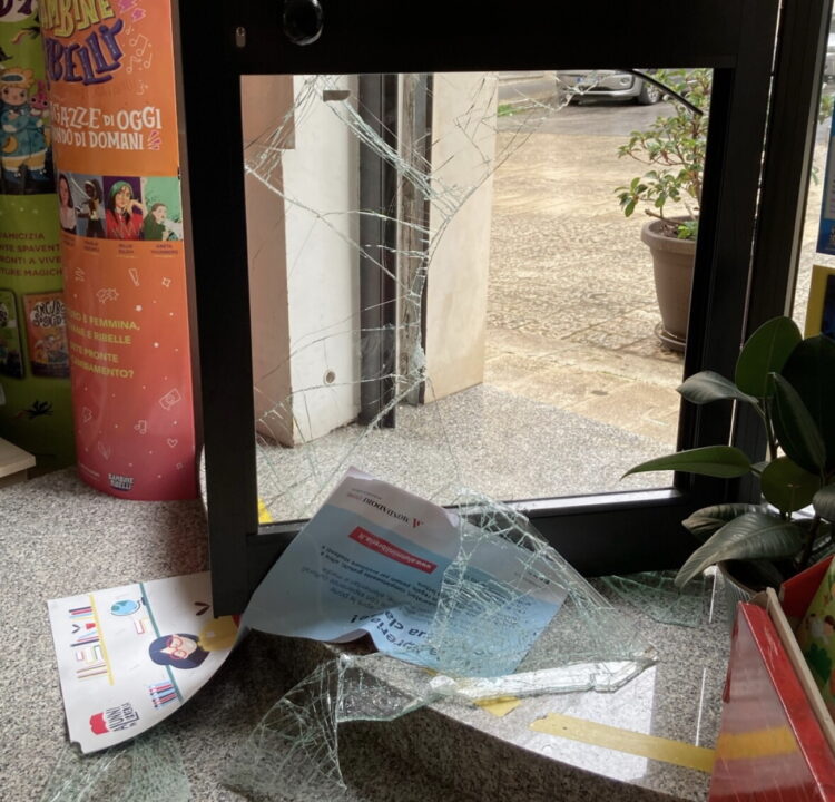 Comiso, furto con scasso in una libreria di via Generale Amato