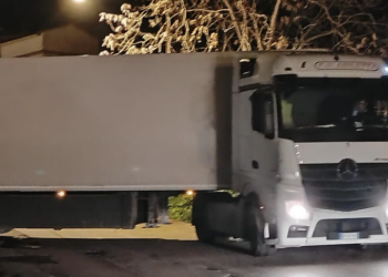 Scicli, tir resta incastrato lungo i tornanti di San Marco