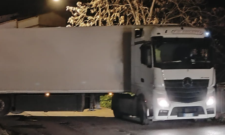 Scicli, tir resta incastrato lungo i tornanti di San Marco
