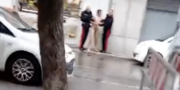 Scicli, uomo nudo in via Colombo. Sconcerto tra passanti e residenti