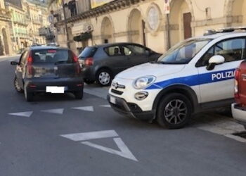 Modica: investe un’auto in sosta, rischia di travolgere un agente della polizia municipale e si dà alla fuga