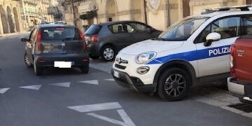 Modica: investe un’auto in sosta, rischia di travolgere un agente della polizia municipale e si dà alla fuga