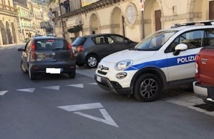 Modica: investe un’auto in sosta, rischia di travolgere un agente della polizia municipale e si dà alla fuga