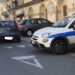 Modica: investe un’auto in sosta, rischia di travolgere un agente della polizia municipale e si dà alla fuga
