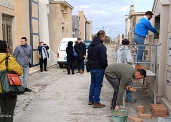 Comiso, tumulazione al cimitero per la donna rinvenuta in stato di mummificazione. Alla benedizione non c’era il figlio