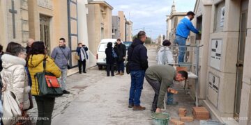 Comiso, tumulazione al cimitero per la donna rinvenuta in stato di mummificazione. Alla benedizione non c’era il figlio
