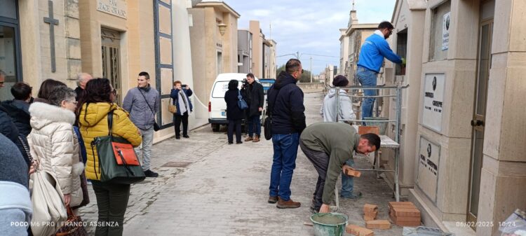 Comiso, tumulazione al cimitero per la donna rinvenuta in stato di mummificazione. Alla benedizione non c’era il figlio