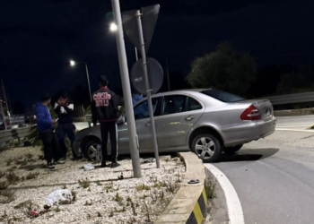 Vittoria, incidente stradale nel corso della notte: finisce sulla rotatoria. Illeso