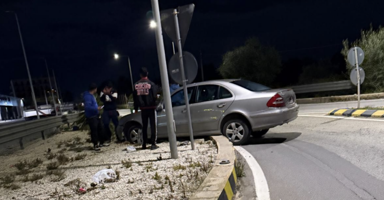 Vittoria, incidente stradale nel corso della notte: finisce sulla rotatoria. Illeso