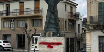 Ispica e la stele imbrattata, individuato il responsabile: sanzione da 20mila euro