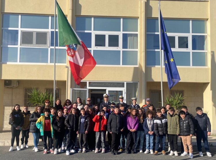 Pozzallo, gli studenti del Comprensivo Amore in visita alla Capitaneria di Porto