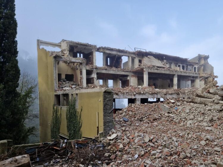 Chiaramonte, procedono i lavori di demolizione parziale dell’ex pineta