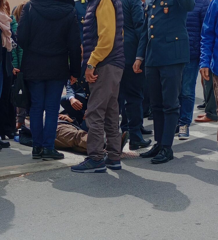 Pozzallo, ha un malore e si accascia
