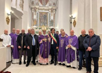 Monterosso, rito di dedicazione del nuovo altare in chiesa Madre alla presenza del vescovo